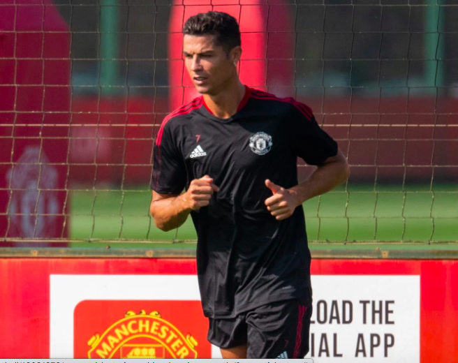 Fan MU đuổi theo siêu xe 20 tỷ đồng của Ronaldo - Ảnh 8. Fan MU đuổi theo siêu xe 20 tỷ đồng của Ronaldo - Ảnh 8.