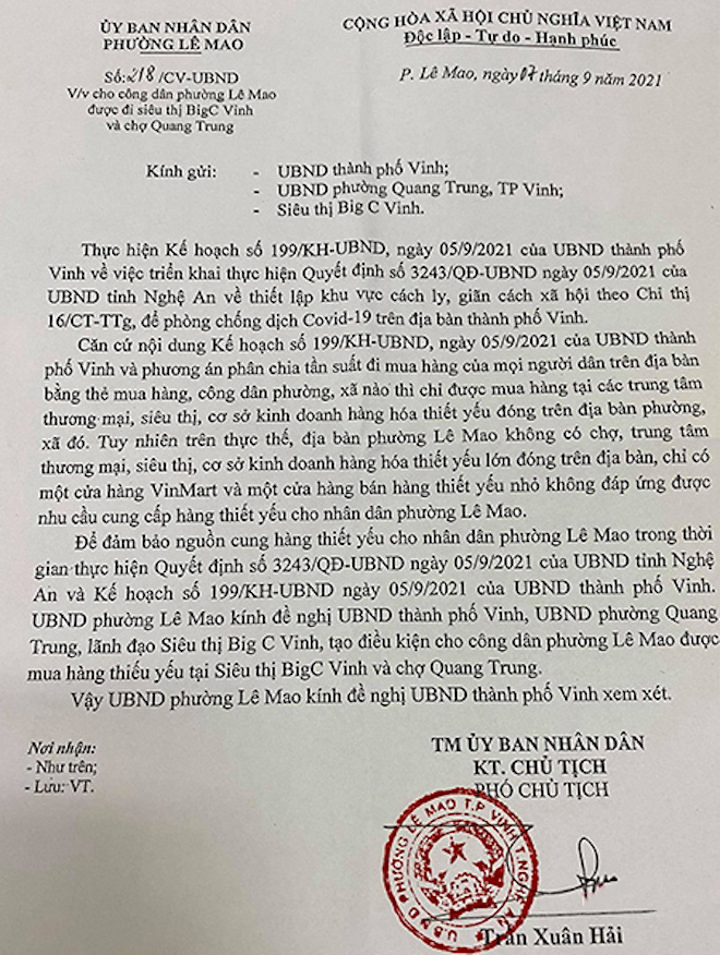 Nhiều người dân đứng nhìn hàng chất đầy siêu thị không thể mua vì... ở khác phường - Ảnh 5.