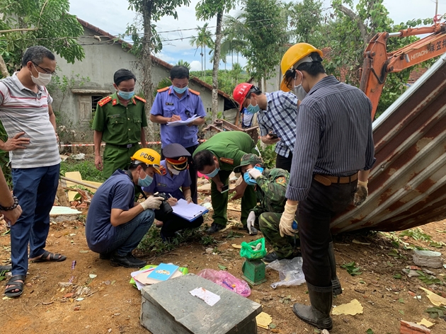 Vụ nổ làm sập nhà, 2 người tử vong ở Quảng Nam: Phát hiện thuốc nổ lấy từ bom, có thể do người chồng tự tử? - Ảnh 1. Vụ nổ làm sập nhà, 2 người tử vong ở Quảng Nam: Phát hiện thuốc nổ lấy từ bom, có thể do người chồng tự tử? - Ảnh 1.