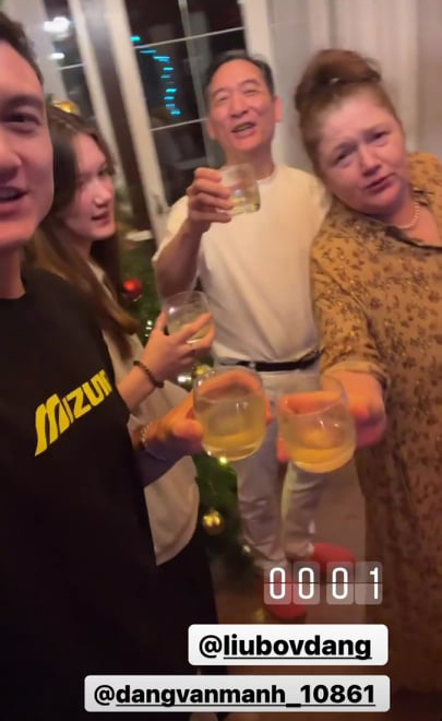 Đặng Văn Lâm chia tay gia đình ngay sau tiệc đón năm mới 2022 - Ảnh 1. Đặng Văn Lâm chia tay gia đình ngay sau tiệc đón năm mới 2022 - Ảnh 1.