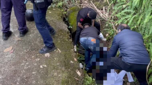 Cặp đôi lái xe giữa đường trong đêm khuya, hôm sau cảnh sát quan sát kỹ mới phát hiện chi tiết tội ác vô cùng man rợ - Ảnh 1. Cặp đôi lái xe giữa đường trong đêm khuya, hôm sau cảnh sát quan sát kỹ mới phát hiện chi tiết tội ác vô cùng man rợ - Ảnh 1.