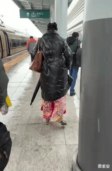 Cô dâu tự mình lặn lội đến nơi làm đám cưới, dân tình xôn xao khi biết nguyên nhân - Ảnh 1. Cô dâu tự mình lặn lội đến nơi làm đám cưới, dân tình xôn xao khi biết nguyên nhân - Ảnh 1.