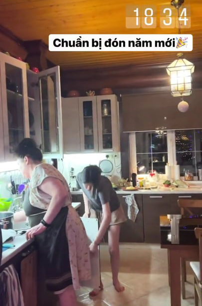 Đặng Văn Lâm chia tay gia đình ngay sau tiệc đón năm mới 2022 - Ảnh 3. Đặng Văn Lâm chia tay gia đình ngay sau tiệc đón năm mới 2022 - Ảnh 3.