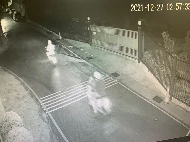 Cặp đôi lái xe giữa đường trong đêm khuya, hôm sau cảnh sát quan sát kỹ mới phát hiện chi tiết tội ác vô cùng man rợ - Ảnh 4. Cặp đôi lái xe giữa đường trong đêm khuya, hôm sau cảnh sát quan sát kỹ mới phát hiện chi tiết tội ác vô cùng man rợ - Ảnh 4.