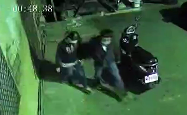 Cặp đôi lái xe giữa đường trong đêm khuya, hôm sau cảnh sát quan sát kỹ mới phát hiện chi tiết tội ác vô cùng man rợ - Ảnh 5. Cặp đôi lái xe giữa đường trong đêm khuya, hôm sau cảnh sát quan sát kỹ mới phát hiện chi tiết tội ác vô cùng man rợ - Ảnh 5.