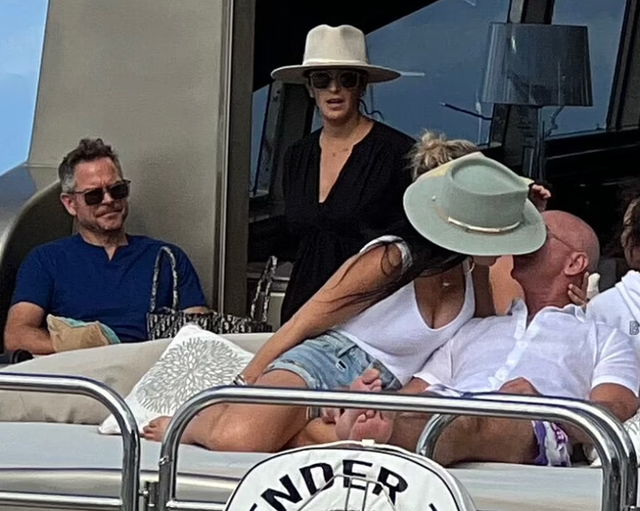 Tỷ phú Amazon và người tình đón năm mới bên nhau với loạt động thái khiến người xem chướng mắt, bạn bè cũng phải nhăn mặt - Ảnh 5. Tỷ phú Amazon và người tình đón năm mới bên nhau với loạt động thái khiến người xem chướng mắt, bạn bè cũng phải nhăn mặt - Ảnh 5.