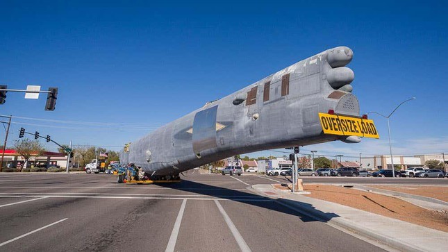 Choáng váng với cuộc ‘đi dạo’ bằng đường bộ của máy bay ném bom B-52 - Ảnh 10.