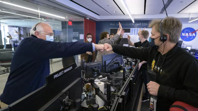 Kính viễn vọng Không gian James Webb hoàn thành giai đoạn mở gương đầy rủi ro, đang bay từ từ đến điểm cuối chuyến hành trình - Ảnh 5.
