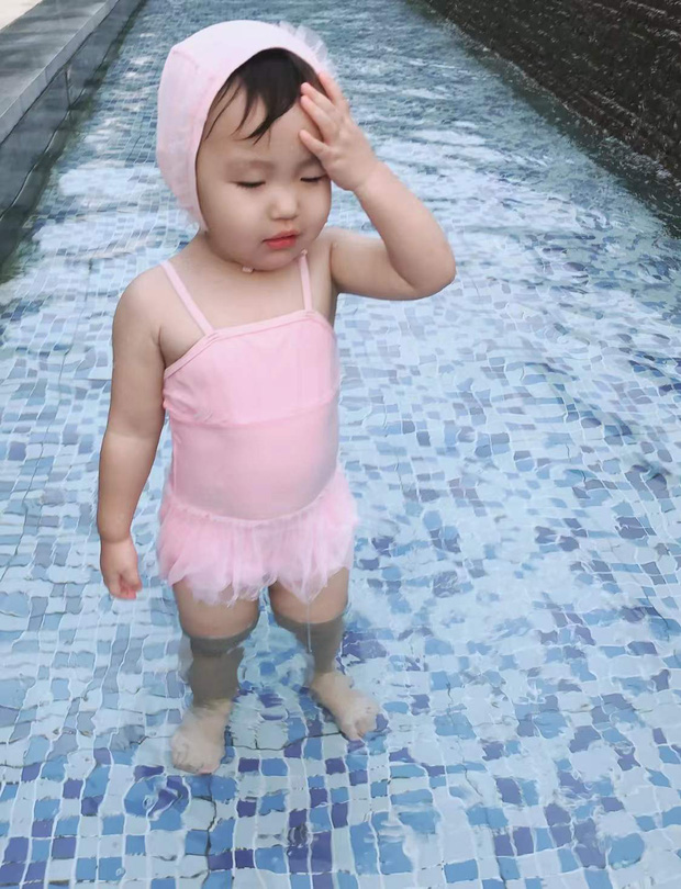 Đưa con gái 2 tuổi đi bơi, bà mẹ trẻ méo mặt khi thấy vật thể lạ trên mặt nước, hành động chữa cháy của phía bể bơi khiến nhiều người không khỏi gật gù - Ảnh 2.