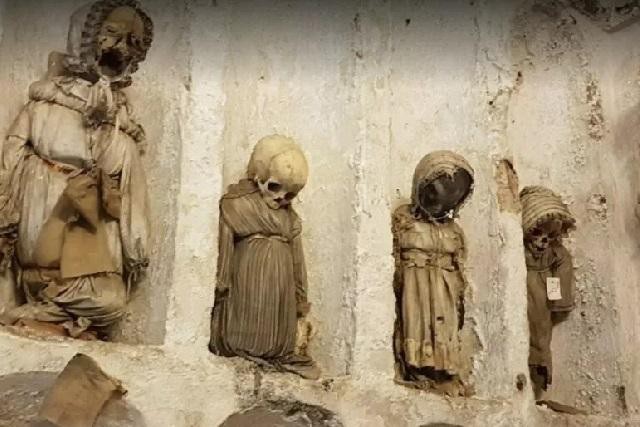 Giải mã bí mật hầm mộ Capuchin nổi tiếng chứa 163 xác ướp trẻ em - Ảnh 1.