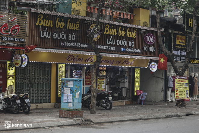 Hàng ăn ở các quận Hà Nội lúc này: Chỉ cách nhau 1 cây cầu nhưng bên tấp nập, bên im lìm vắng vẻ - Ảnh 12.