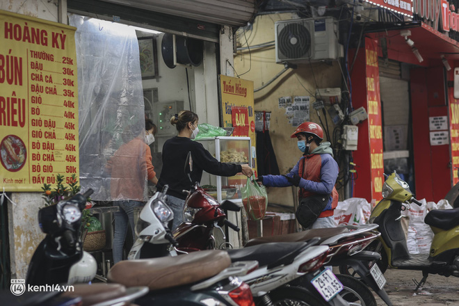 Hàng ăn ở các quận Hà Nội lúc này: Chỉ cách nhau 1 cây cầu nhưng bên tấp nập, bên im lìm vắng vẻ - Ảnh 16.