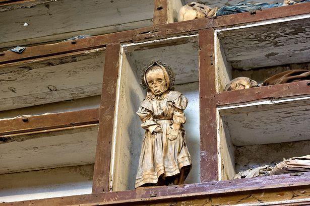 Giải mã bí mật hầm mộ Capuchin nổi tiếng chứa 163 xác ướp trẻ em - Ảnh 3.