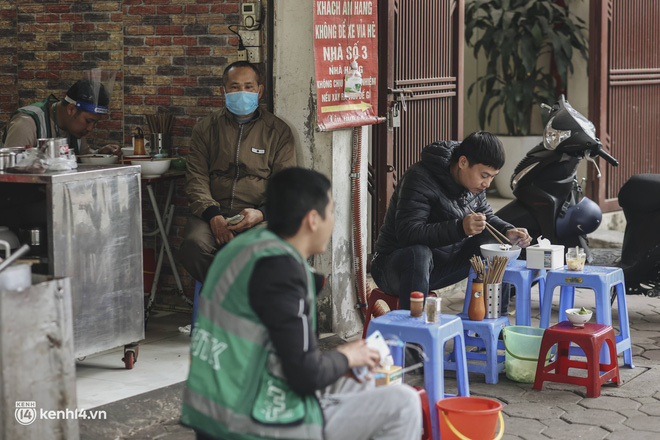 Hàng ăn ở các quận Hà Nội lúc này: Chỉ cách nhau 1 cây cầu nhưng bên tấp nập, bên im lìm vắng vẻ - Ảnh 4.