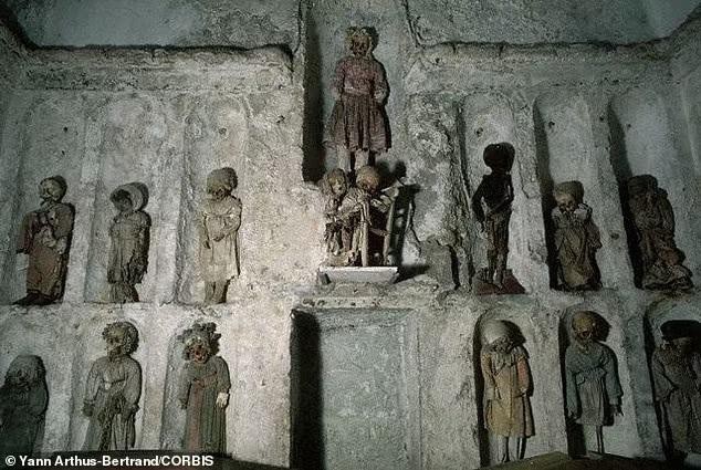 Giải mã bí mật hầm mộ Capuchin nổi tiếng chứa 163 xác ướp trẻ em - Ảnh 5.
