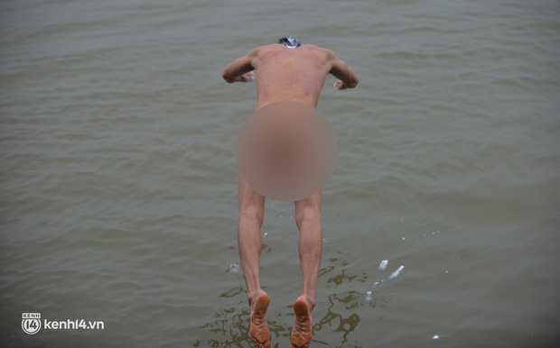 Ảnh: Người Hà Nội rủ nhau tắm tiên giữa bãi sông Hồng trong giá rét dưới 13 độ - Ảnh 7.