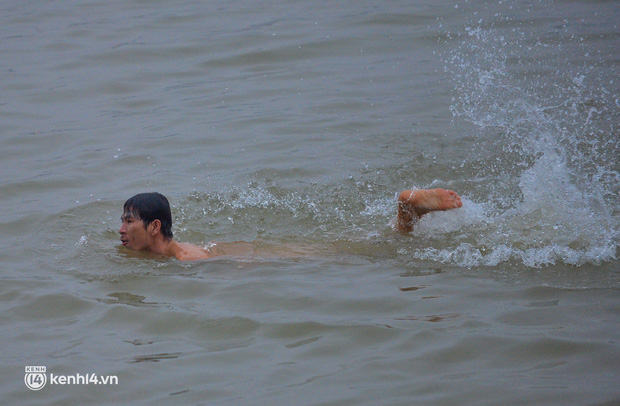 Ảnh: Người Hà Nội rủ nhau tắm tiên giữa bãi sông Hồng trong giá rét dưới 13 độ - Ảnh 8.