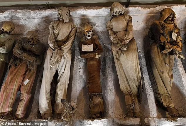 Giải mã bí mật hầm mộ Capuchin nổi tiếng chứa 163 xác ướp trẻ em - Ảnh 7.