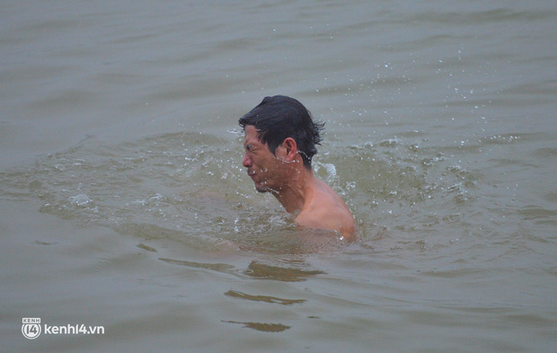 Ảnh: Người Hà Nội rủ nhau tắm tiên giữa bãi sông Hồng trong giá rét dưới 13 độ - Ảnh 9.