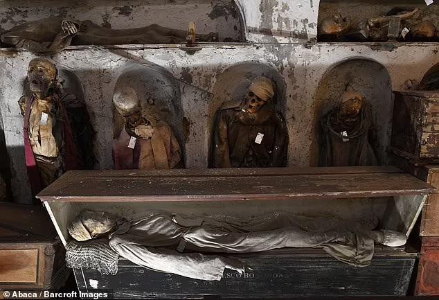 Giải mã bí mật hầm mộ Capuchin nổi tiếng chứa 163 xác ướp trẻ em - Ảnh 9.