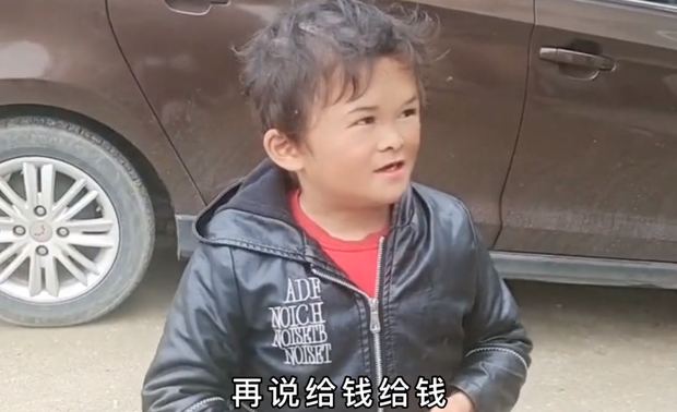 Cậu bé trở thành cỗ máy kiếm tiền nhờ giống hệt Jack Ma 6 năm trước: 14 tuổi vẫn không biết chữ, hình ảnh hiện tại quá xót xa - Ảnh 10.