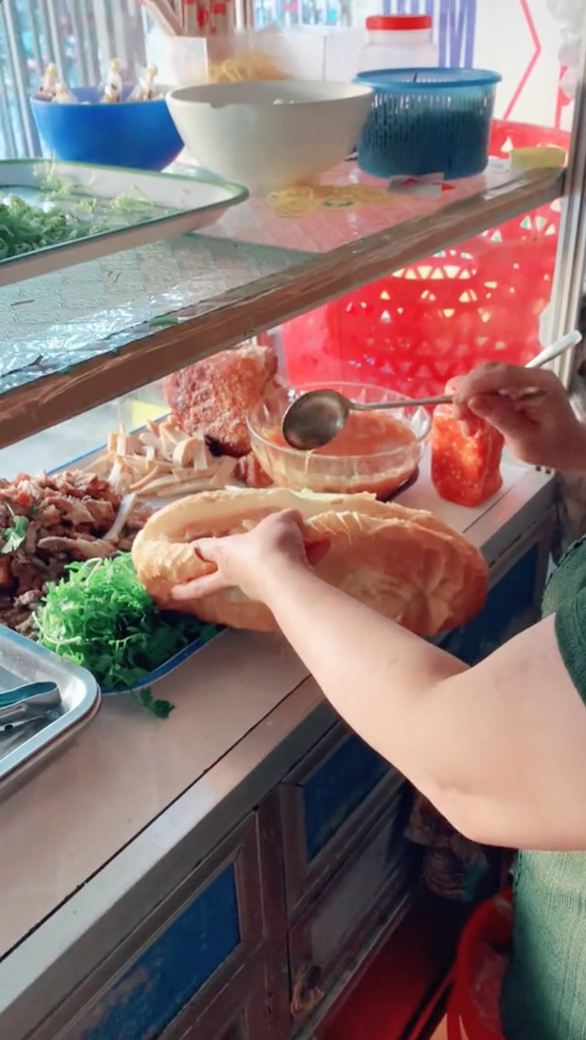 Xôn xao ổ bánh mì 20k to gấp 3 lần bánh mì Huỳnh Hoa, dân mạng nhao nhao hỏi: Chủ tiệm bán vì đam mê à? - Ảnh 1.