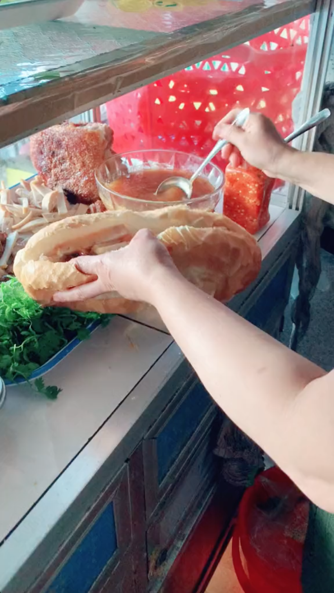 Xôn xao ổ bánh mì 20k to gấp 3 lần bánh mì Huỳnh Hoa, dân mạng nhao nhao hỏi: Chủ tiệm bán vì đam mê à? - Ảnh 2.