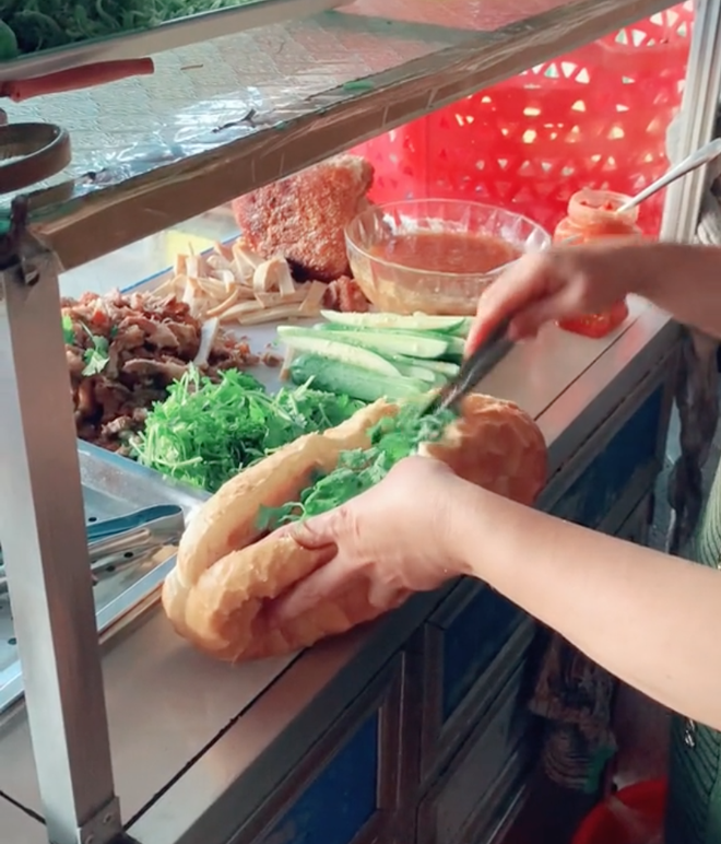 Xôn xao ổ bánh mì 20k to gấp 3 lần bánh mì Huỳnh Hoa, dân mạng nhao nhao hỏi: Chủ tiệm bán vì đam mê à? - Ảnh 3.