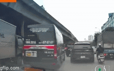 Hai ô tô lạng lách, chèn nhau ngay trên đường phố Hà Nội gây bức xúc