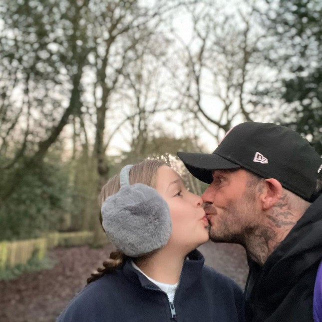 Đăng ảnh hôn môi con gái, David Beckham bị ‘ném đá’ dữ dội - Ảnh 1.
