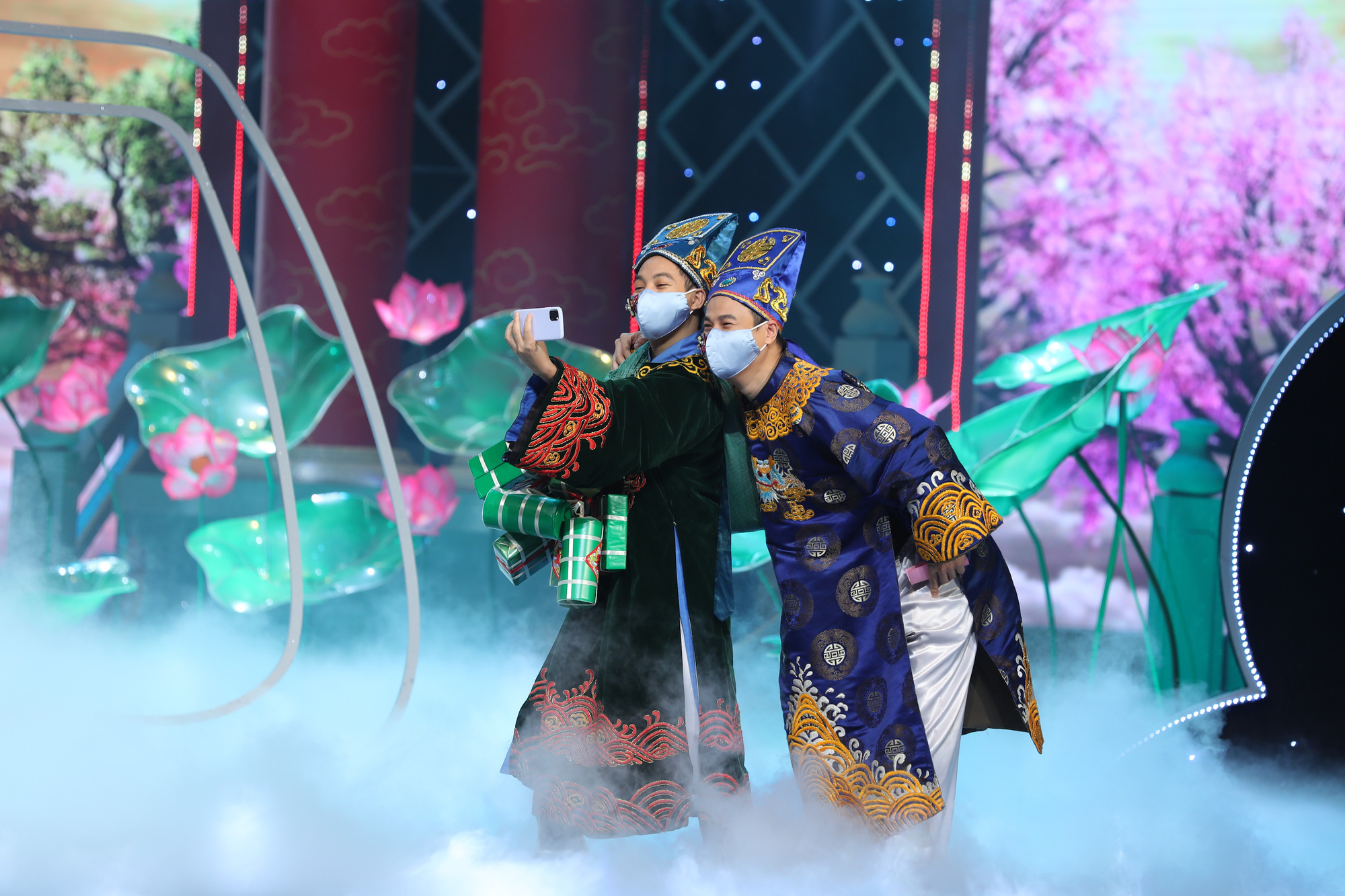 Bất ngờ về Táo quân 2022: Ngọc Hoàng say sưa chơi đàn ngay trên sân chầu, có nhiều Táo mới - Ảnh 6. Bất ngờ về Táo quân 2022: Ngọc Hoàng say sưa chơi đàn ngay trên sân chầu, có nhiều Táo mới - Ảnh 6.