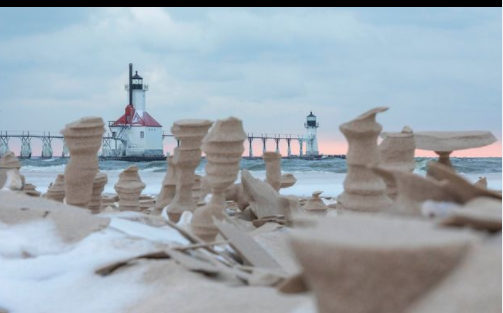 Những tác phẩm điêu khắc kỳ lạ của thiên nhiên xuất hiện ở hồ Michigan - Ảnh 1.