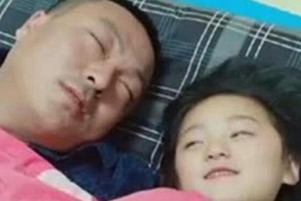 Ông bố đơn thân cho con gái học cấp 3 ngủ chung từ bé, đến khi thấy 1 thứ trong cặp liền hoảng hốt cho con ngủ riêng ngay - Ảnh 2.