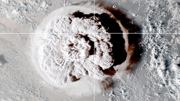 Khoảnh khắc ngọn núi lửa phun trào mạnh mẽ dưới Thái Bình Dương nhìn rõ từ trên cao - Ảnh 3.