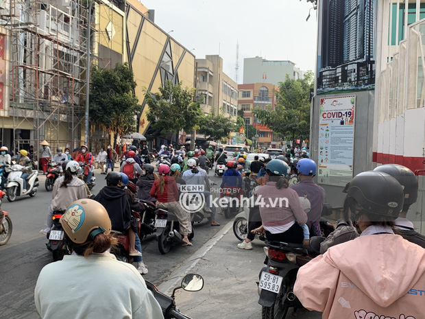 NGAY LÚC NÀY: Dòng người ùn tắc trước shop Trang Nemo, ai cũng nói đến đây chờ xem giải quyết mâu thuẫn - Ảnh 3.