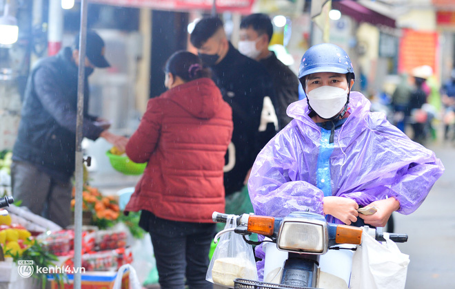 Tiểu thương chợ nhà giàu Hà Nội ngán ngẩm tại phiên Rằm cuối năm: Năm nay ế quá, Tết như thế này thì buồn lắm - Ảnh 11.