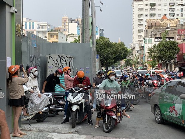 NGAY LÚC NÀY: Dòng người ùn tắc trước shop Trang Nemo, ai cũng nói đến đây chờ xem giải quyết mâu thuẫn - Ảnh 11.