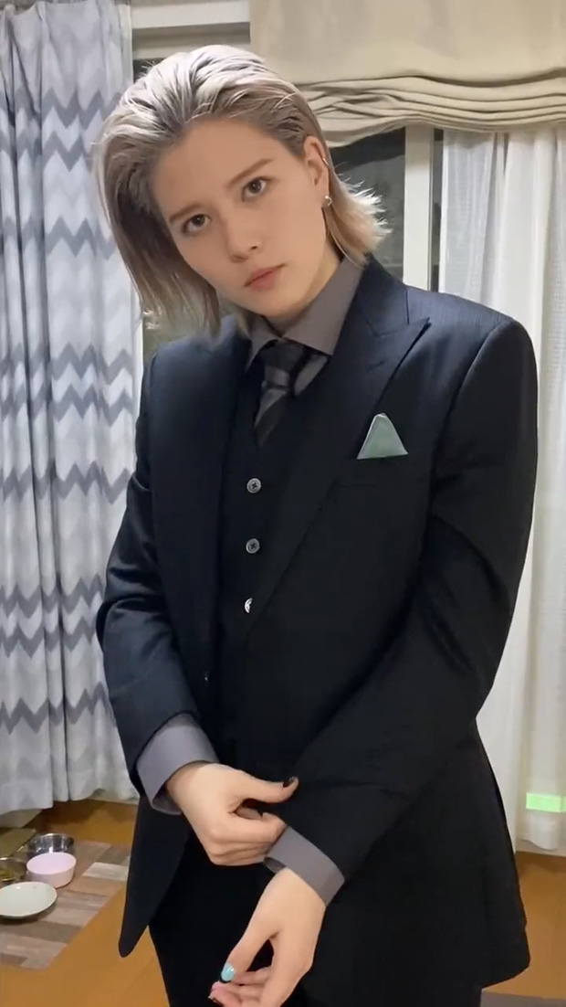 Vẻ đẹp phi giới tính của cô gái Nhật Bản diện suit đen siêu ngầu trong lễ trưởng thành - Ảnh 4.