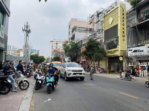 NGAY LÚC NÀY: Dòng người ùn tắc trước shop Trang Nemo, ai cũng nói đến đây chờ xem giải quyết mâu thuẫn - Ảnh 5.