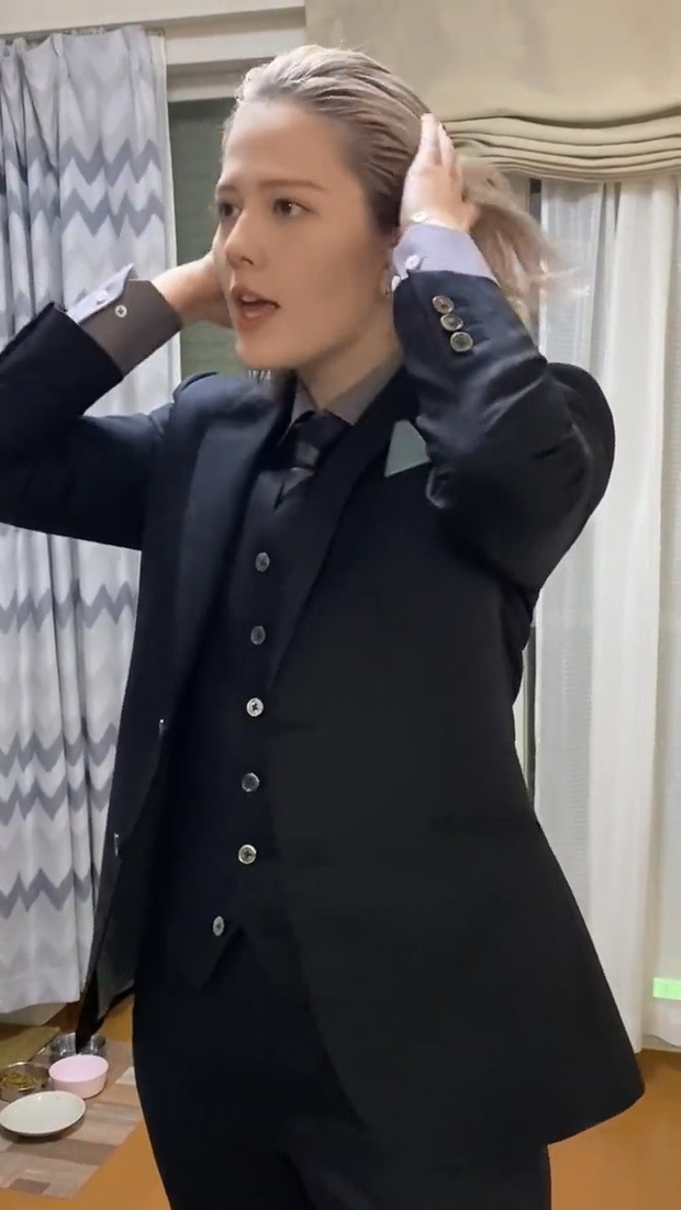 Vẻ đẹp phi giới tính của cô gái Nhật Bản diện suit đen siêu ngầu trong lễ trưởng thành - Ảnh 5.