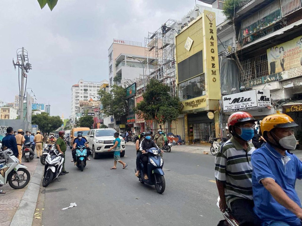 NGAY LÚC NÀY: Dòng người ùn tắc trước shop Trang Nemo, ai cũng nói đến đây chờ xem giải quyết mâu thuẫn - Ảnh 6.