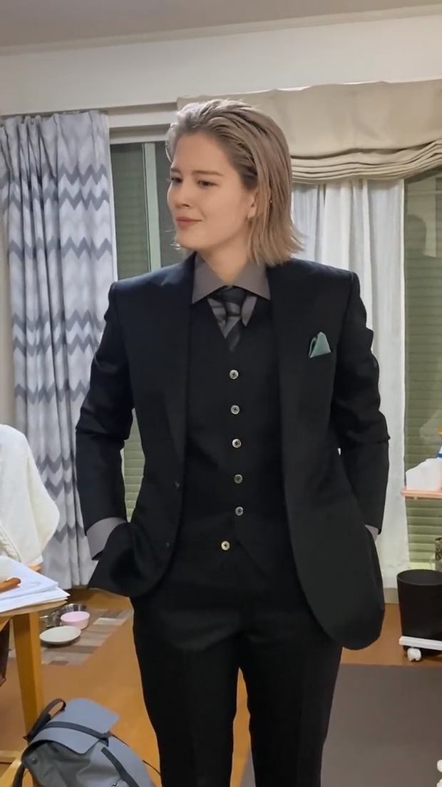 Vẻ đẹp phi giới tính của cô gái Nhật Bản diện suit đen siêu ngầu trong lễ trưởng thành - Ảnh 6.