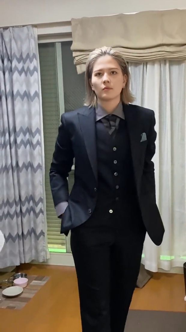 Vẻ đẹp phi giới tính của cô gái Nhật Bản diện suit đen siêu ngầu trong lễ trưởng thành - Ảnh 7.