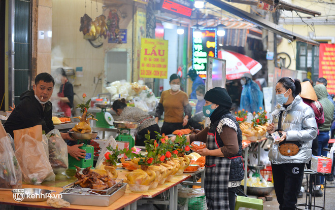 Tiểu thương chợ nhà giàu Hà Nội ngán ngẩm tại phiên Rằm cuối năm: Năm nay ế quá, Tết như thế này thì buồn lắm - Ảnh 9.