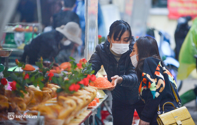 Tiểu thương chợ nhà giàu Hà Nội ngán ngẩm tại phiên Rằm cuối năm: Năm nay ế quá, Tết như thế này thì buồn lắm - Ảnh 10.