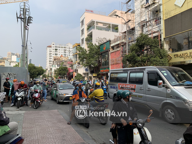 NGAY LÚC NÀY: Dòng người ùn tắc trước shop Trang Nemo, ai cũng nói đến đây chờ xem giải quyết mâu thuẫn - Ảnh 10.