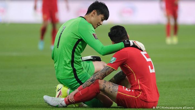 Cầu thủ Trung Quốc run rẩy, vào nhà vệ sinh tới 7 lần trước giờ G ở vòng loại World Cup - Ảnh 1.