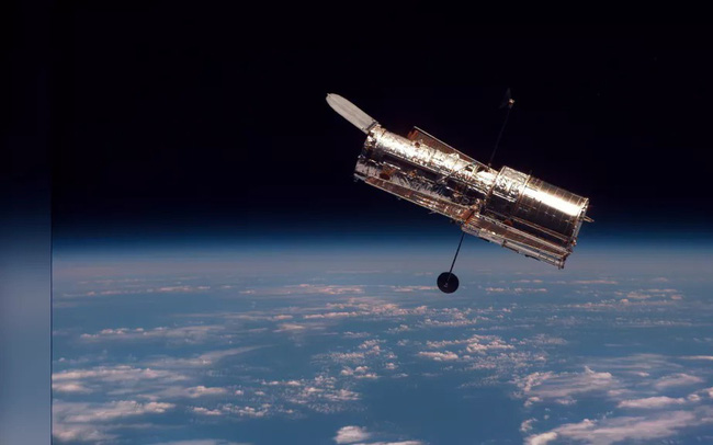 Kính viễn vọng Hubble chính thức phá kỷ lục về thời gian ở ngoài vũ trụ - Ảnh 1.