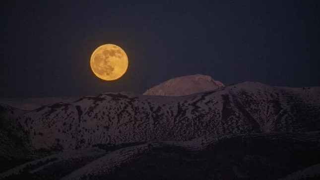 Kỳ trăng đầu tiên của năm 2022 là mặt trăng sói - Ảnh 1.