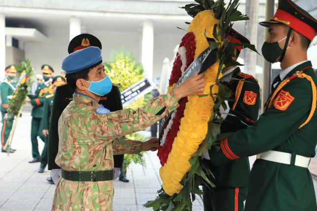 Tiễn đưa người lính mũ nồi xanh Việt Nam ưu tú về đất mẹ - Ảnh 2.